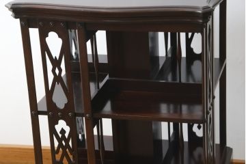 イギリスアンティーク　マホガニー材　落ち着いた木の色味が魅力的!! 透かし彫り入りのリボルビングブックシェルフ(ブックケース、本棚、書棚、回転式、マガジンラック、英国)(R-074054)
