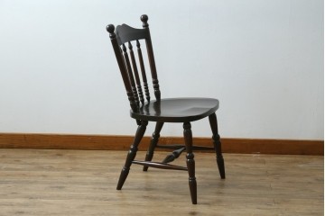 中古　北海道民芸家具　クラシカルな雰囲気を醸し出すダイニングチェア　(R-074056)