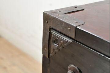 和製アンティーク　艶のある落ち着いた木の色味と存在感のある金具が目を惹く庄内箪笥ローボード(時代箪笥、和たんす、整理たんす、収納タンス、ローチェスト、テレビ台、テレビボード、引き出し)(R-074060)
