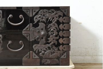 和製アンティーク　艶のある落ち着いた木の色味と存在感のある金具が目を惹く庄内箪笥ローボード(時代箪笥、和たんす、整理たんす、収納タンス、ローチェスト、テレビ台、テレビボード、引き出し)(R-074060)