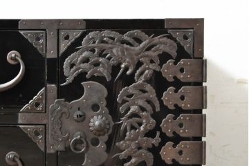 和製アンティーク　艶のある落ち着いた木の色味と存在感のある金具が目を惹く庄内箪笥ローボード(時代箪笥、和たんす、整理たんす、収納タンス、ローチェスト、テレビ台、テレビボード、引き出し)(R-074060)