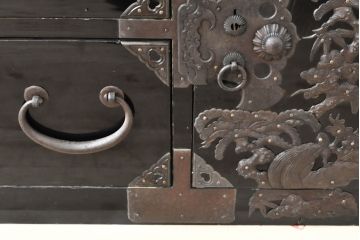 和製アンティーク　艶のある落ち着いた木の色味と存在感のある金具が目を惹く庄内箪笥ローボード(時代箪笥、和たんす、整理たんす、収納タンス、ローチェスト、テレビ台、テレビボード、引き出し)(R-074060)