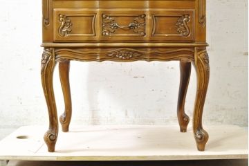 中古　イタリア高級家具　ロココ調　Mario Colciago&Figli(マリオ・コルチャゴ)　華やかな空間づくりにおすすめの彫刻入り縦型ハイチェスト(ランジェリーチェスト、サイドチェスト、引き出し)(R-074063)
