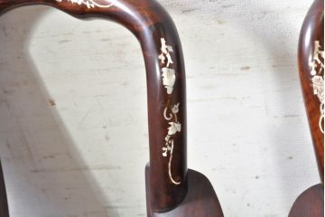 和製ビンテージ　螺鈿(ラデン)細工　象嵌入り　凝ったデザインが目を惹くアームチェア2脚セット(ラウンジチェア、ダイニングチェア、板座チェア、椅子、イス、ヴィンテージ)(R-074072)