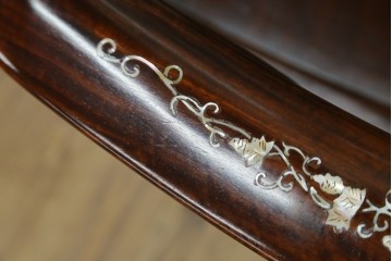 和製ヴィンテージ　螺鈿(ラデン)細工　象嵌入り　凝ったデザインが目を惹くアームチェア2脚セット　(R-074072)