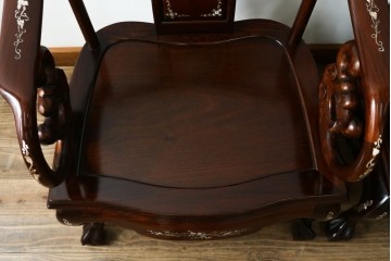 和製ヴィンテージ　螺鈿(ラデン)細工　象嵌入り　凝ったデザインが目を惹くアームチェア2脚セット　(R-074072)