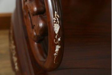 和製ヴィンテージ　螺鈿(ラデン)細工　象嵌入り　凝ったデザインが目を惹くアームチェア　(R-074073)