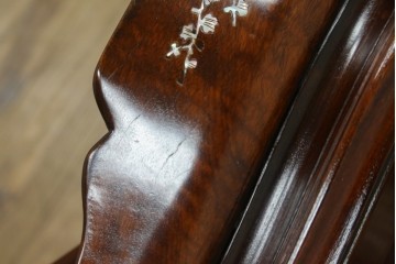 和製ヴィンテージ　螺鈿(ラデン)細工　象嵌入り　凝ったデザインが目を惹くアームチェア　(R-074073)