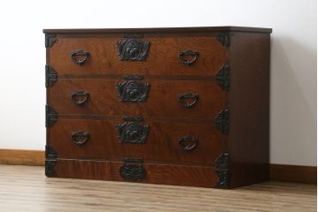 中古　岩谷堂箪笥　天板付きリメイク　美しい杢目と黒々とした金具が目を惹くサイドチェスト(サイドボード、収納箪笥、衣装箪笥、和箪笥)(R-074075)