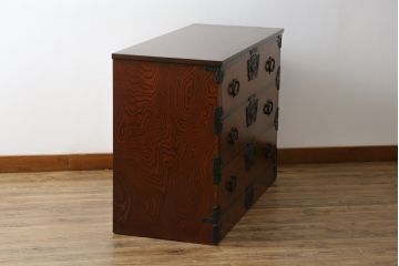 中古　岩谷堂箪笥　天板付きリメイク　美しい杢目と黒々とした金具が目を惹くサイドチェスト(サイドボード、収納箪笥、衣装箪笥、和箪笥)(R-074075)