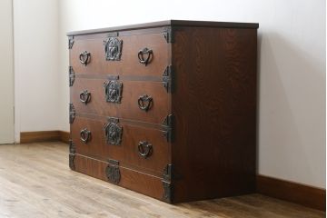 中古　岩谷堂箪笥　天板付きリメイク　美しい杢目と黒々とした金具が目を惹くサイドチェスト(サイドボード、収納箪笥、衣装箪笥、和箪笥)(R-074075)