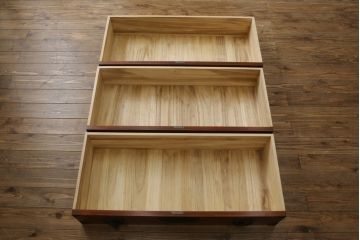 中古　岩谷堂箪笥　天板付きリメイク　美しい杢目と黒々とした金具が目を惹くサイドチェスト(サイドボード、収納箪笥、衣装箪笥、和箪笥)(R-074075)