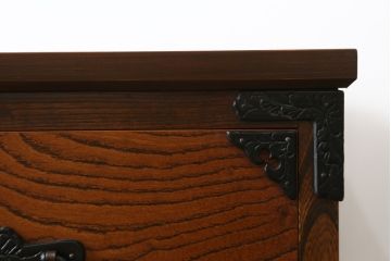 中古　岩谷堂箪笥　天板付きリメイク　美しい杢目と黒々とした金具が目を惹くサイドチェスト(サイドボード、収納箪笥、衣装箪笥、和箪笥)(R-074075)