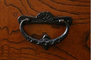 中古　岩谷堂箪笥　天板付きリメイク　美しい杢目と黒々とした金具が目を惹くサイドチェスト(サイドボード、収納箪笥、衣装箪笥、和箪笥)(R-074075)