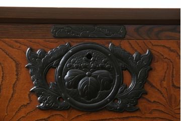 中古　岩谷堂箪笥　天板付きリメイク　美しい杢目と黒々とした金具が目を惹くサイドチェスト(サイドボード、収納箪笥、衣装箪笥、和箪笥)(R-074075)