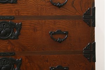 中古　岩谷堂箪笥　天板付きリメイク　美しい杢目と黒々とした金具が目を惹くサイドチェスト(サイドボード、収納箪笥、衣装箪笥、和箪笥)(R-074075)