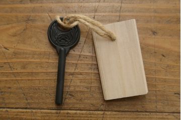 中古　岩谷堂箪笥　天板付きリメイク　美しい杢目と黒々とした金具が目を惹くサイドチェスト(サイドボード、収納箪笥、衣装箪笥、和箪笥)(R-074075)