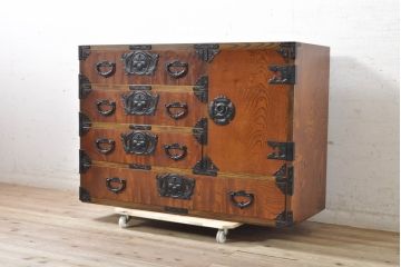 中古　岩谷堂箪笥　台輪・脚付きリメイク　美しい杢目と黒々とした金具が目を惹くサイドチェスト(サイドボード、収納箪笥、衣装箪笥、和箪笥)(R-074076)