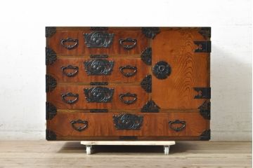 中古　岩谷堂箪笥　台輪・脚付きリメイク　美しい杢目と黒々とした金具が目を惹くサイドチェスト(サイドボード、収納箪笥、衣装箪笥、和箪笥)(R-074076)