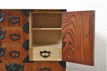 中古　岩谷堂箪笥　台輪・脚付きリメイク　美しい杢目と黒々とした金具が目を惹くサイドチェスト(サイドボード、収納箪笥、衣装箪笥、和箪笥)(R-074076)