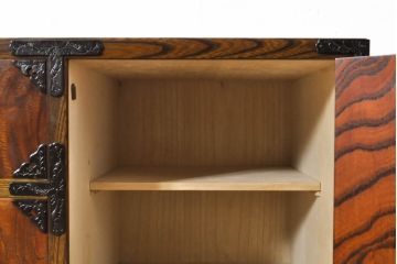 中古　岩谷堂箪笥　台輪・脚付きリメイク　美しい杢目と黒々とした金具が目を惹くサイドチェスト(サイドボード、収納箪笥、衣装箪笥、和箪笥)(R-074076)