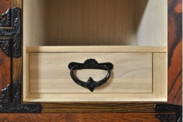 中古　岩谷堂箪笥　台輪・脚付きリメイク　美しい杢目と黒々とした金具が目を惹くサイドチェスト(サイドボード、収納箪笥、衣装箪笥、和箪笥)(R-074076)