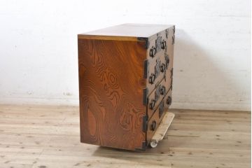 中古　岩谷堂箪笥　台輪・脚付きリメイク　美しい杢目と黒々とした金具が目を惹くサイドチェスト(サイドボード、収納箪笥、衣装箪笥、和箪笥)(R-074076)