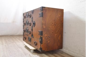 中古　岩谷堂箪笥　台輪・脚付きリメイク　美しい杢目と黒々とした金具が目を惹くサイドチェスト(サイドボード、収納箪笥、衣装箪笥、和箪笥)(R-074076)