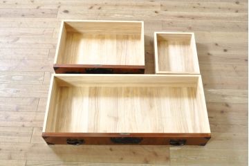 中古　岩谷堂箪笥　台輪・脚付きリメイク　美しい杢目と黒々とした金具が目を惹くサイドチェスト(サイドボード、収納箪笥、衣装箪笥、和箪笥)(R-074076)