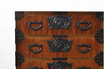 中古　岩谷堂箪笥　台輪・脚付きリメイク　美しい杢目と黒々とした金具が目を惹くサイドチェスト(サイドボード、収納箪笥、衣装箪笥、和箪笥)(R-074076)