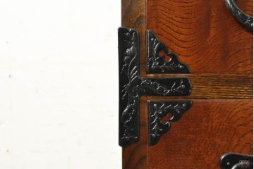 中古　岩谷堂箪笥　台輪・脚付きリメイク　美しい杢目と黒々とした金具が目を惹くサイドチェスト(サイドボード、収納箪笥、衣装箪笥、和箪笥)(R-074076)