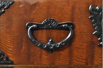 中古　岩谷堂箪笥　台輪・脚付きリメイク　美しい杢目と黒々とした金具が目を惹くサイドチェスト(サイドボード、収納箪笥、衣装箪笥、和箪笥)(R-074076)