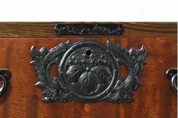 中古　岩谷堂箪笥　台輪・脚付きリメイク　美しい杢目と黒々とした金具が目を惹くサイドチェスト(サイドボード、収納箪笥、衣装箪笥、和箪笥)(R-074076)
