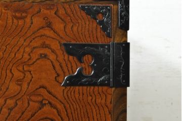 中古　岩谷堂箪笥　台輪・脚付きリメイク　美しい杢目と黒々とした金具が目を惹くサイドチェスト(サイドボード、収納箪笥、衣装箪笥、和箪笥)(R-074076)