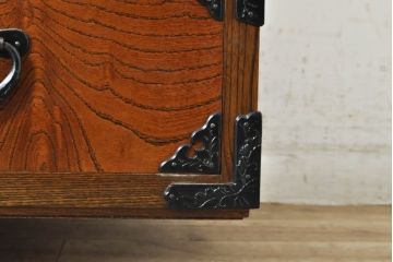 中古　岩谷堂箪笥　台輪・脚付きリメイク　美しい杢目と黒々とした金具が目を惹くサイドチェスト(サイドボード、収納箪笥、衣装箪笥、和箪笥)(R-074076)