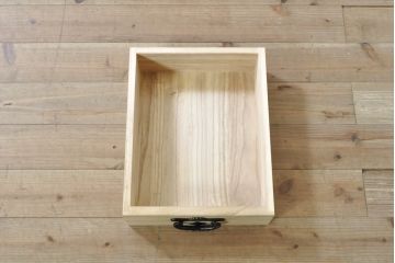 中古　岩谷堂箪笥　美しい杢目と黒々とした金具が目を惹く重ね箪笥(収納箪笥、衣装箪笥、整理タンス、和箪笥、引き出し)(R-074077)