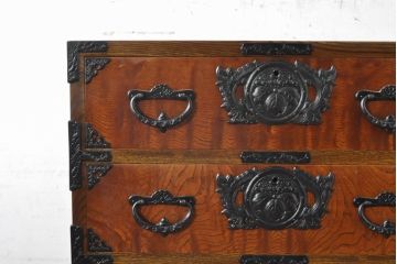 中古　岩谷堂箪笥　美しい杢目と黒々とした金具が目を惹く重ね箪笥(収納箪笥、衣装箪笥、整理タンス、和箪笥、引き出し)(R-074077)