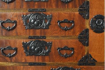 中古　岩谷堂箪笥　美しい杢目と黒々とした金具が目を惹く重ね箪笥(収納箪笥、衣装箪笥、整理タンス、和箪笥、引き出し)(R-074077)