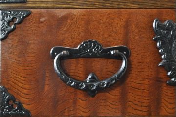 中古　岩谷堂箪笥　美しい杢目と黒々とした金具が目を惹く重ね箪笥(収納箪笥、衣装箪笥、整理タンス、和箪笥、引き出し)(R-074077)