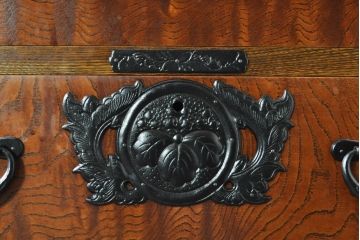 中古　岩谷堂箪笥　美しい杢目と黒々とした金具が目を惹く重ね箪笥(収納箪笥、衣装箪笥、整理タンス、和箪笥、引き出し)(R-074077)