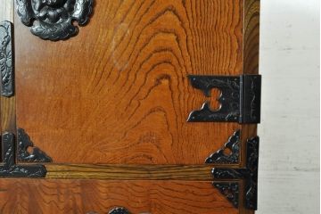 中古　岩谷堂箪笥　美しい杢目と黒々とした金具が目を惹く重ね箪笥(収納箪笥、衣装箪笥、整理タンス、和箪笥、引き出し)(R-074077)