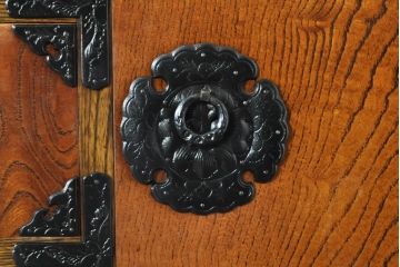 中古　岩谷堂箪笥　美しい杢目と黒々とした金具が目を惹く重ね箪笥(収納箪笥、衣装箪笥、整理タンス、和箪笥、引き出し)(R-074077)