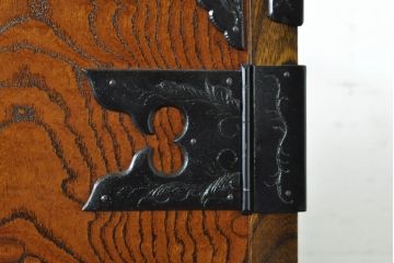 中古　岩谷堂箪笥　美しい杢目と黒々とした金具が目を惹く重ね箪笥(収納箪笥、衣装箪笥、整理タンス、和箪笥、引き出し)(R-074077)