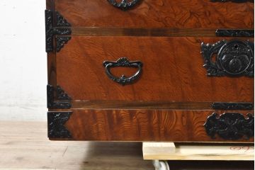 中古　岩谷堂箪笥　美しい杢目と黒々とした金具が目を惹く重ね箪笥(収納箪笥、衣装箪笥、整理タンス、和箪笥、引き出し)(R-074077)