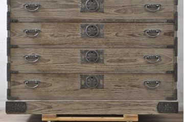 中古　牡丹　細やかで気品のある金具が目を引く加茂総桐箪笥(総桐たんす、衣装箪笥、和タンス、収納箪笥、桐箪笥、引き出し)(R-074081)