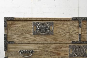 中古　牡丹　細やかで気品のある金具が目を引く加茂総桐箪笥(総桐たんす、衣装箪笥、和タンス、収納箪笥、桐箪笥、引き出し)(R-074081)