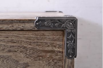 中古　牡丹　細やかで気品のある金具が目を引く加茂総桐箪笥(総桐たんす、衣装箪笥、和タンス、収納箪笥、桐箪笥、引き出し)(R-074081)