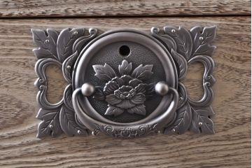 中古　牡丹　細やかで気品のある金具が目を引く加茂総桐箪笥(総桐たんす、衣装箪笥、和タンス、収納箪笥、桐箪笥、引き出し)(R-074081)