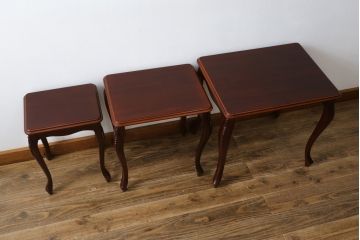 中古　美品　マホガニー材　IDC大塚家具取り扱い　「グレース」シリーズ　艶のある落ち着いた色味がシックな雰囲気を醸し出すネストテーブル(サイドテーブル、コーヒーテーブル、カフェテーブル、ローテーブル、)(R-074088)