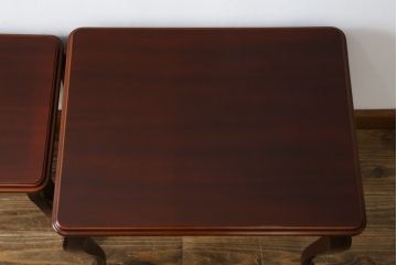 中古　美品　マホガニー材　IDC大塚家具取り扱い　「グレース」シリーズ　艶のある落ち着いた色味がシックな雰囲気を醸し出すネストテーブル(サイドテーブル、コーヒーテーブル、カフェテーブル、ローテーブル、)(R-074088)
